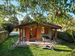 Locatif - Chalet 32 m² VIP, 2 chambres + terrasse couverte - Camping du Chatelet