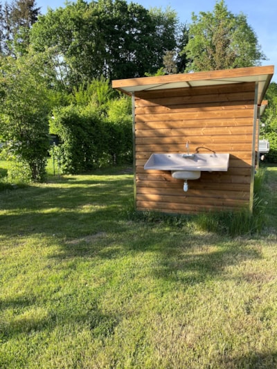 Pitch with private rental bathroom directly on the pitch — 2
