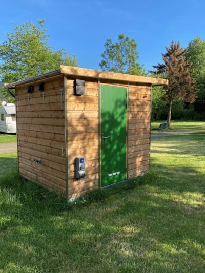 Pitch with private rental bathroom directly on the pitch — 3