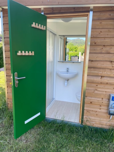 Pitch with private rental bathroom directly on the pitch — 4