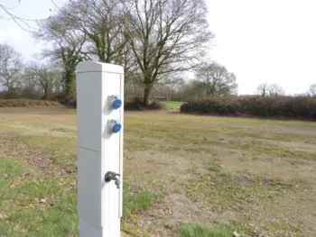 Stellplatz - Stopover Wohnmobilbereich (1 Fahrzeug Inbegriffen, Ohne Toiletten, Ohne Schwimmbad) - Domaine de l'Oiselière