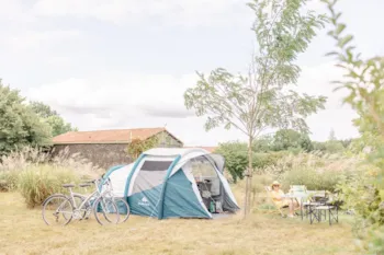 Stellplatz - Package Pitch Confort (2 Persons + 1 Vehicle Inluded) - Domaine de l'Oiselière