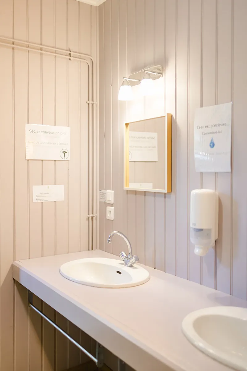 Forfait Emplacement Premium (2 Personnes + 1 Véhicule Inclus)