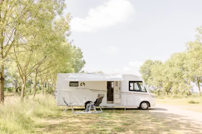 Etape Aire Camping-Car (1 Véhicule Inclus, Sans Sanitaires, Sans Piscine)