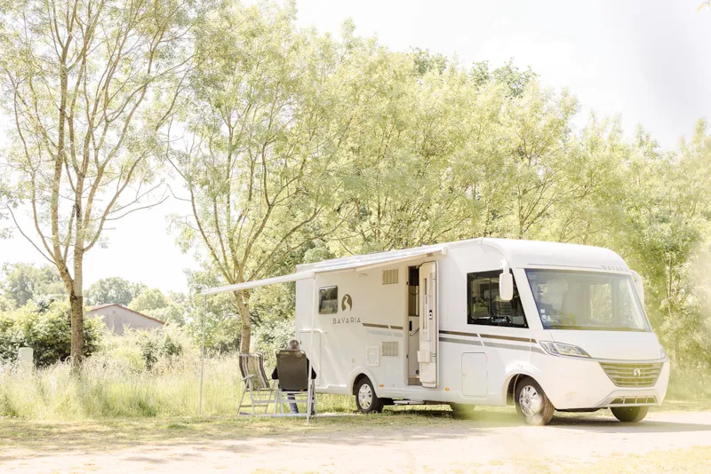 Etape Aire Camping-Car (1 Véhicule Inclus, Sans Sanitaires, Sans Piscine)