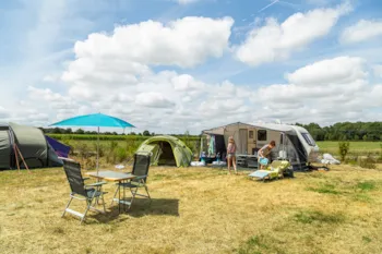 Stellplatz - Package Pitch Confort (2 Persons + 1 Vehicle Inluded) - Domaine de l'Oiselière