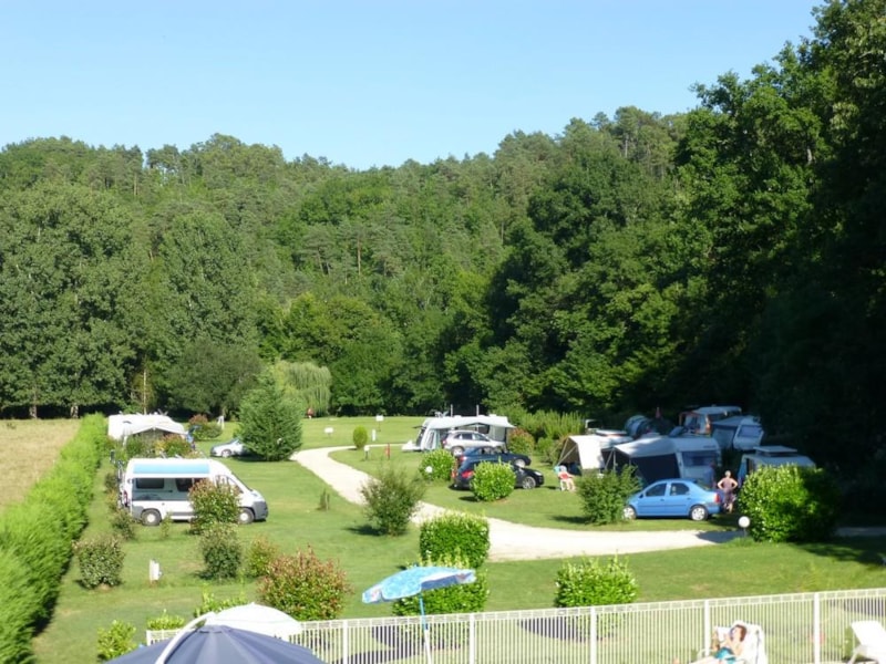 Standplaats + 1 auto + tent, caravan of camper (elektriciteit optioneel)
