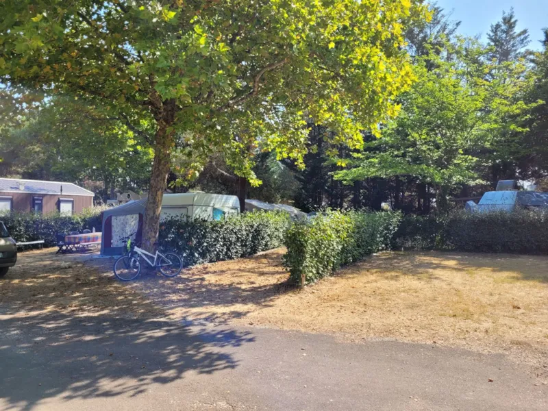 Emplacement Caravane 1 Essieu, Camping-Car Ou Toile De Tente. Dans Ce Tarif Est Compris 1 Véhicule, L'eau Et L'électricité 10A.