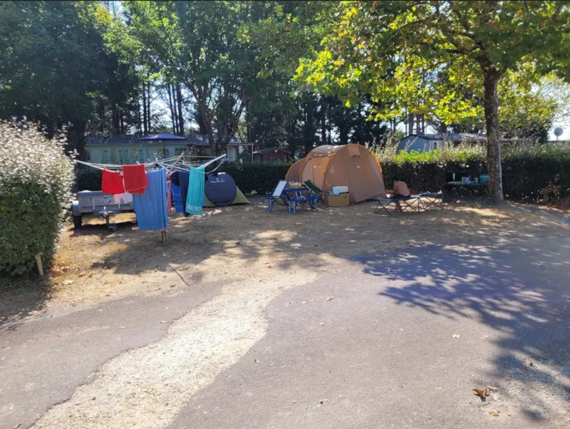 Emplacement Caravane 1 Essieu, Camping-Car Ou Toile De Tente. Dans Ce Tarif Est Compris 1 Véhicule, L'eau Et L'électricité 10A.