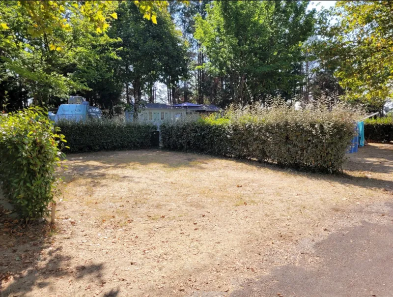 Emplacement Caravane 1 Essieu, Camping-Car Ou Toile De Tente. Dans Ce Tarif Est Compris 1 Véhicule, L'eau Et L'électricité 10A.