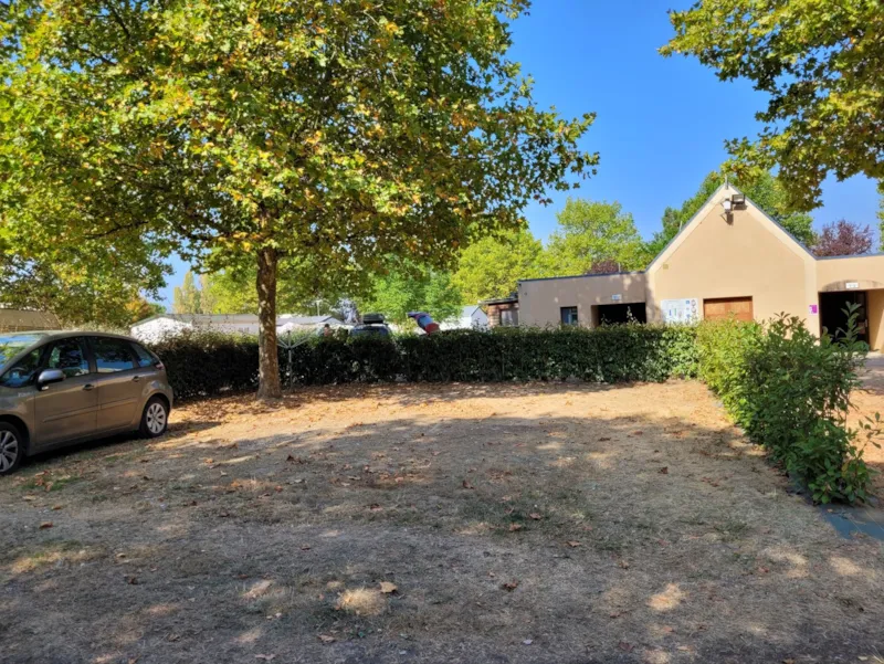 Emplacement Caravane 1 Essieu, Camping-Car Ou Toile De Tente. Dans Ce Tarif Est Compris 1 Véhicule, L'eau Et L'électricité 10A.