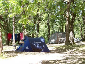 Kampeerplaats(en) - Emplacement De Camping : Tente, Caravane, Électricité En Option - Camping La Ferme du Pelou