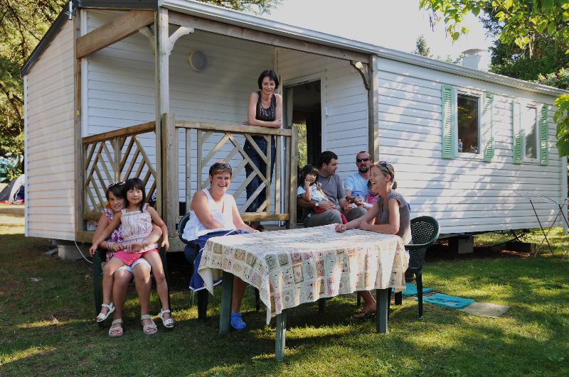 Accommodation - Mobil Home Avec Terrasse Couverte, 2 Chambres, Toilettes, Douche, Coin Cuisine - Camping La Ferme du Pelou