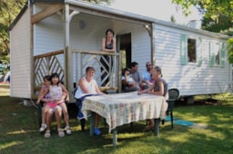 Location - Mobil Home Avec Terrasse Couverte, 2 Chambres, Toilettes, Douche, Coin Cuisine - Camping La Ferme du Pelou