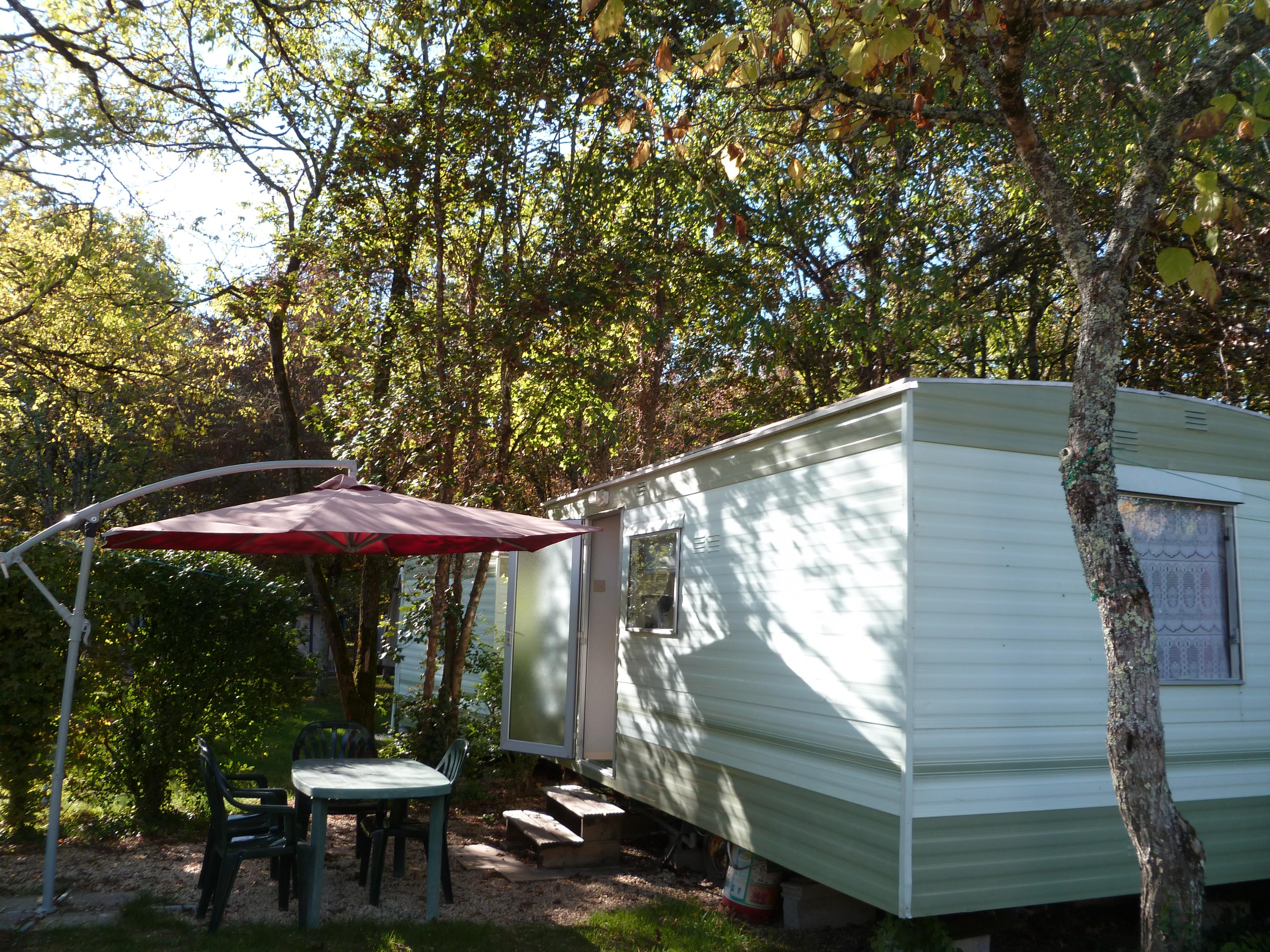 Accommodation - Mobil Home Sans Sanitaires Avec Salon De Jardin - Camping La Ferme du Pelou