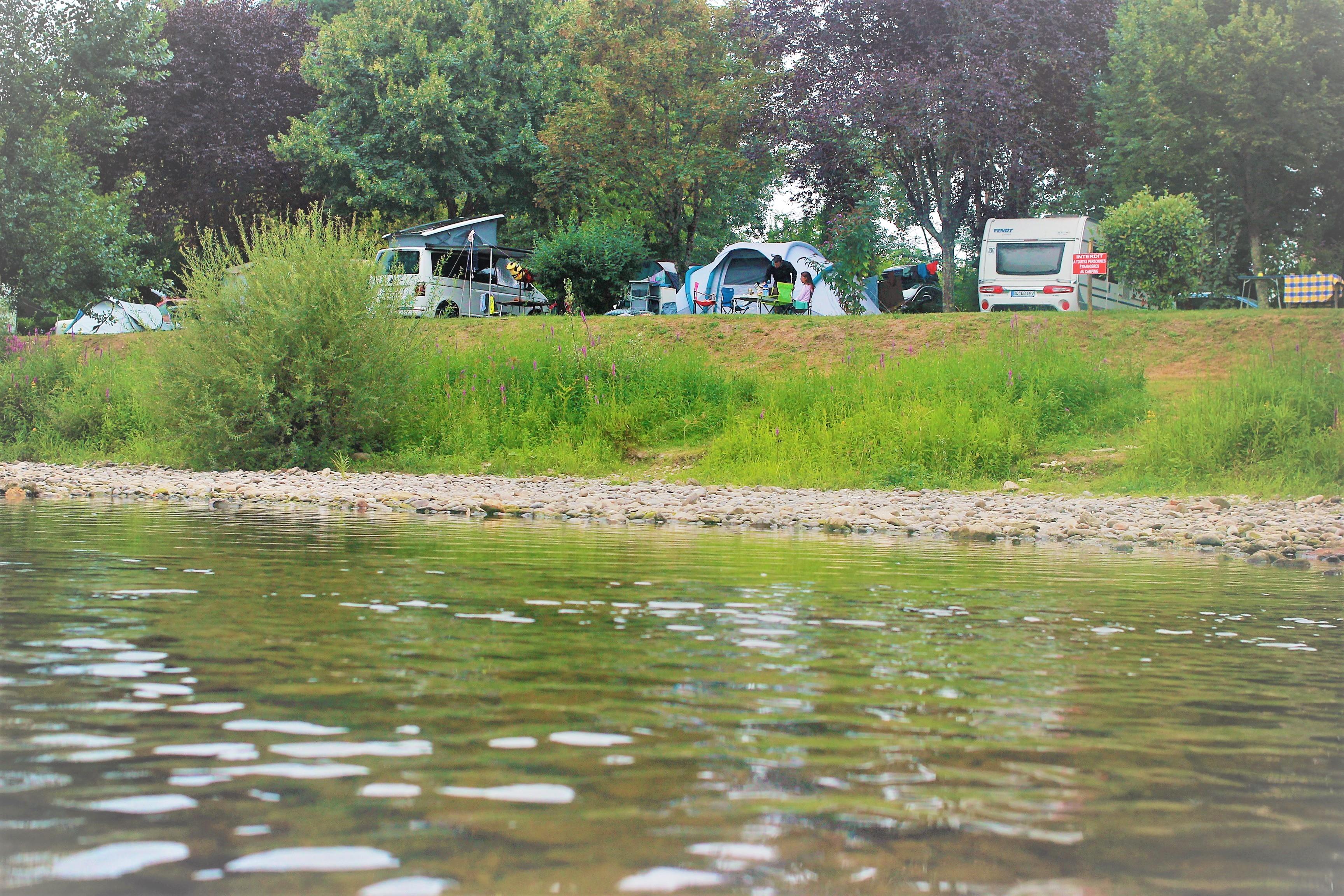 Standplaats PRIVILEGE zicht op de Dordogne + elektriciteit 10A + voertuig + tent / caravan of camper