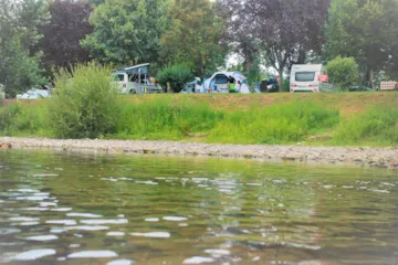 Kampeerplaats(en) - Standplaats Privilege Zicht Op De Dordogne + Elektriciteit 10A + Voertuig + Tent / Caravan Of Camper - Camping Le Port de Siorac