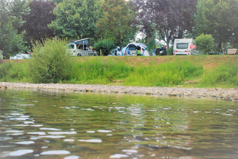 Stellplatz PRIVILEGE Blick Dordogne+ Strom 10A + Fahrzeug + Zelt/Wohnwagen oder Wohnmobil