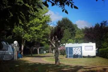 Pitch - Pitch Comfort + Electricity 10A  + Vehicle + Tent/Caravan Or Motor Home - Camping Le Port de Siorac