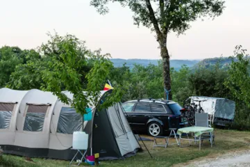 Emplacement - Forfait Tout Confort +120M2 (1 Tente + Électricité + Frigo, Caravane Ou Camping-Car/1 Voiture) - Camping Domaine des Mathevies