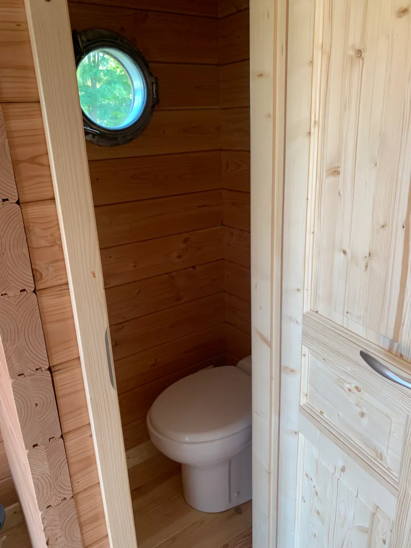 Toue Cabanée Tribu 2 Cabines (Accostée)