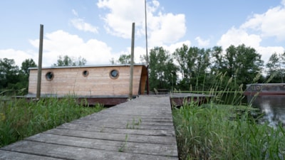 Toue cabanée docked