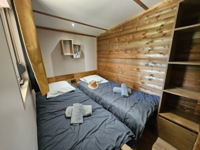 56 m² Premium mobile home (3 bedrooms) with semi-covered terrace + Air conditioning + TV + LV + Plan