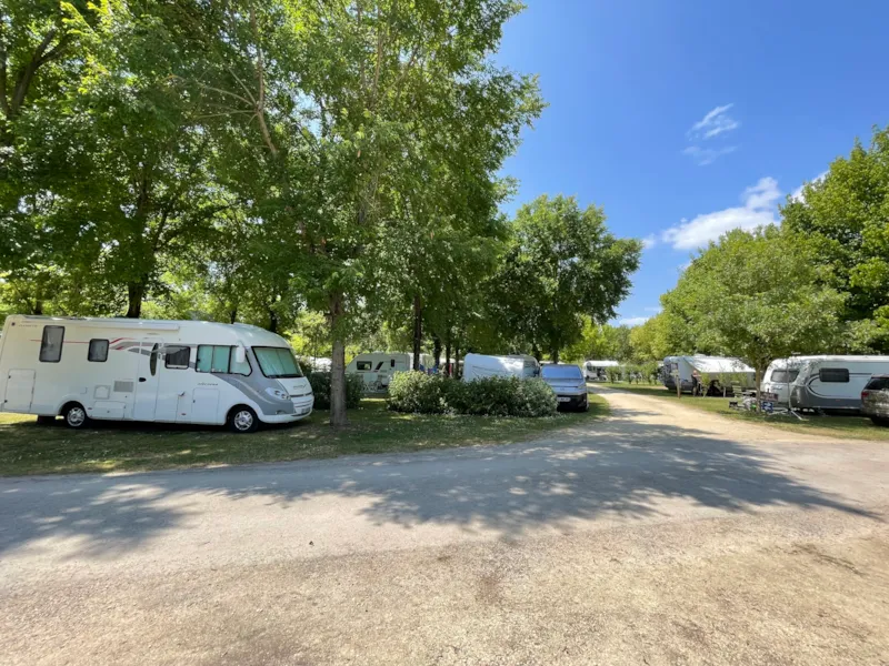 Forfait Confort (2 Pers/1 Tente,Caravane Ou Cc/1 Voiture+Eau+Élec 10A) 80 À 120 M²