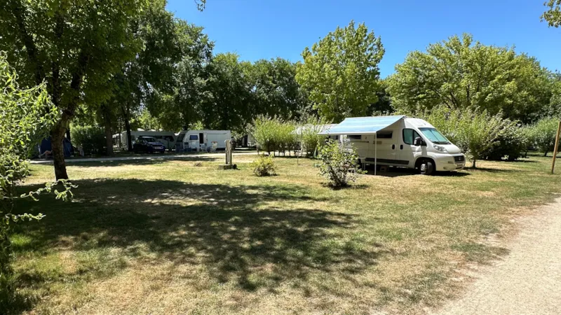 Forfait Confort (2 Pers/1 Tente,Caravane Ou Cc/1 Voiture+Eau+Élec 10A) 80 À 120 M²