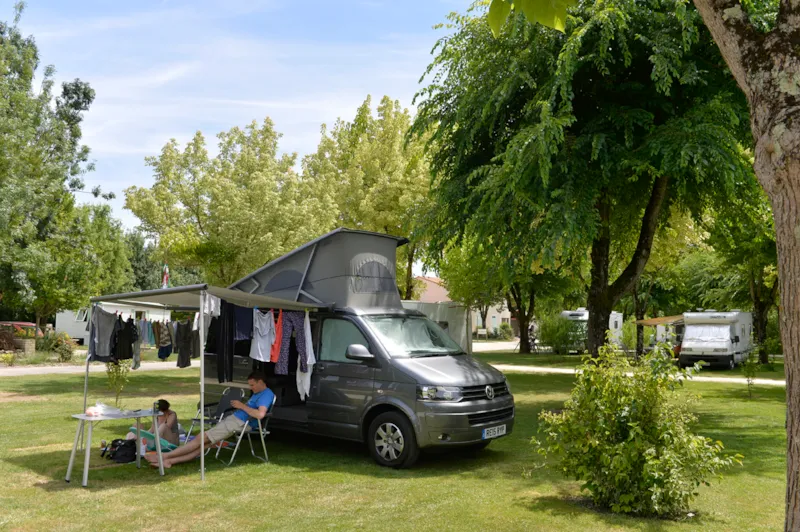 Forfait Confort (2 Pers/1 Tente,Caravane Ou Cc/1 Voiture+Eau+Élec 10A) 80 À 120 M²