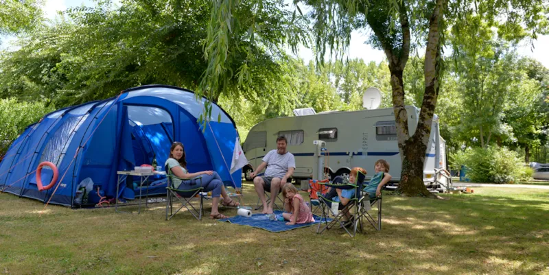 Forfait Confort (2 Pers/1 Tente,Caravane Ou Cc/1 Voiture+Eau+Élec 10A) 80 À 120 M²