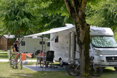 Privilege XL Package (1 tent, caravan or motorhome / 1 car / water + electricity 10A) 140 à 180m²