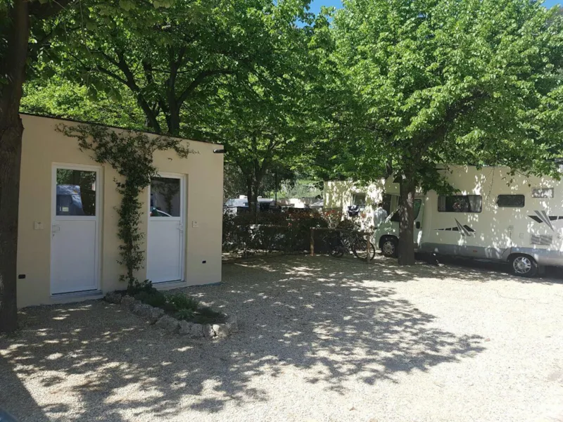 Emplacement B Gold (50-60M²) Avec Salle De Bain Privé - 3 Personnes Compris