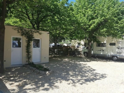 Pitch B GOLD (50-60m²) with private toilet - 3 people included - vehicles up to 6.50 m — 2