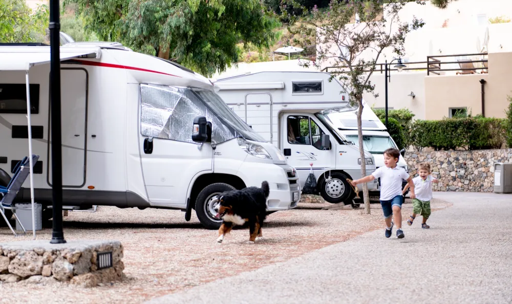 Stellplatz A Gold Plus (60-70M²) Mit Eigenem Bad - 3 Personen Inklusive - Fahrzeuge Bis Zu 8 M