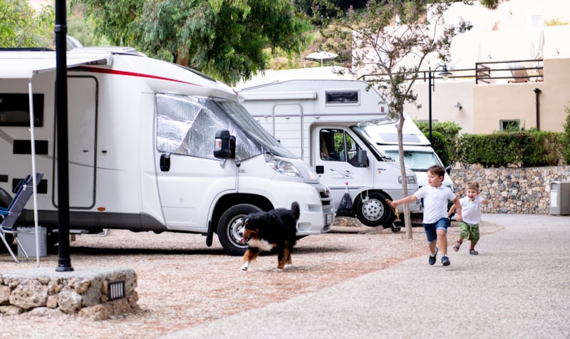 Emplacement A GOLD PLUS (60-70m²) avec salle de bain privée - 3 personnes incluses - véhicules jusqu'à 8 m