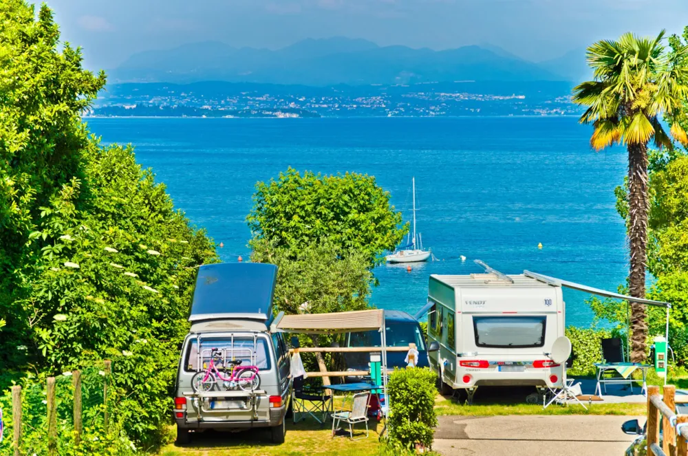 Emplacement - Emplacement Avec Vue Sur Le Lac - Tente, Caravane, Camping-Car   1 Véhicule - Camping Le Palme