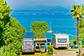 Stellplatz - Stellplatz Mit Seeblick - Zelt , Wohnwagen Oder Wohnmobil     1 Fahrzeug - Camping Le Palme