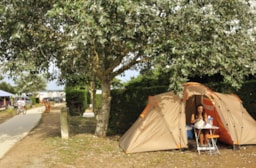 Kampeerplaats(en) - Basisprijs Comfortplaats (1 Tent, Caravan Of Camper / 1 Auto / Elektriciteit 10A) - Flower Camping Les Ilates