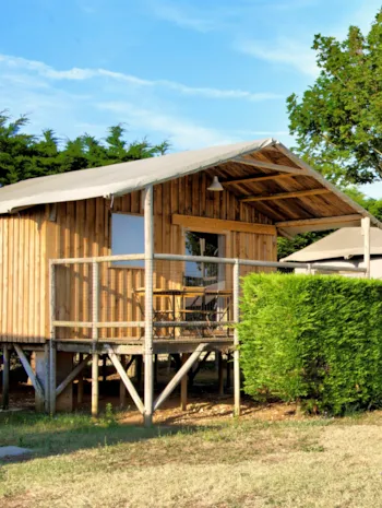 Mietunterkunft - Cabane Lodge Auf Pfahlwerk Standard 34M² (2 Zimmer) Tv - Überdachte Terrasse 11M² - Flower Camping Les Ilates
