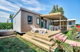 Mietunterkunft - Homeflower Premium  Jacuzzi 26,5M² (2 Zimmer) + Klima + Halbüberdachte Terrasse + Tv + Bettwäsche - Flower Camping Les Ilates