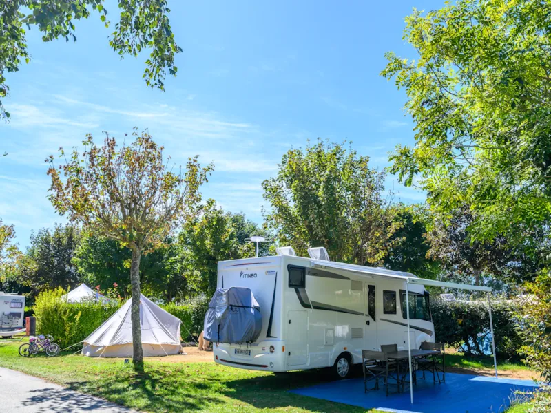 Forfait Confort (1 Tente, Caravane Ou Camping-Car / 1 Voiture / Électricité 10A) + Eau Et Dévidoir
