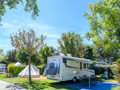 COMFORT Package (1 tent, caravan or motorhome / 1 car / electricity 10A) — 2