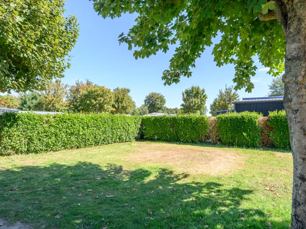 Emplacement - Forfait Confort (1 Tente, Caravane Ou Camping-Car / 1 Voiture / Électricité 10A) + Eau Et Dévidoir - Flower Camping Les Ilates