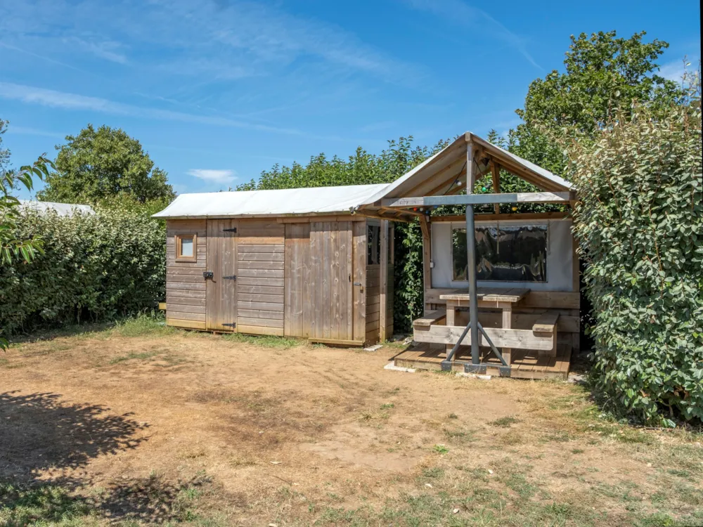 Emplacement - Forfait Premium : Emplacement 16A Équipé D'une Freecamp, Cabane Privative Avec Sanitaires Et Cuisine - Flower Camping Les Ilates