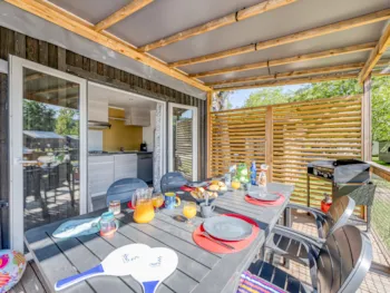 Mietunterkunft - Homeflower Premium  Jacuzzi 35M² (3 Zimmer) + Clim + Halbüberdachte Terrasse + Tv + Bettwäsche - Flower Camping Les Ilates