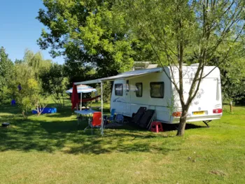 Stellplatz - Stellplätze Confort Plus (Strom 16A + Wasser) - Flower Camping La Dordogne Verte
