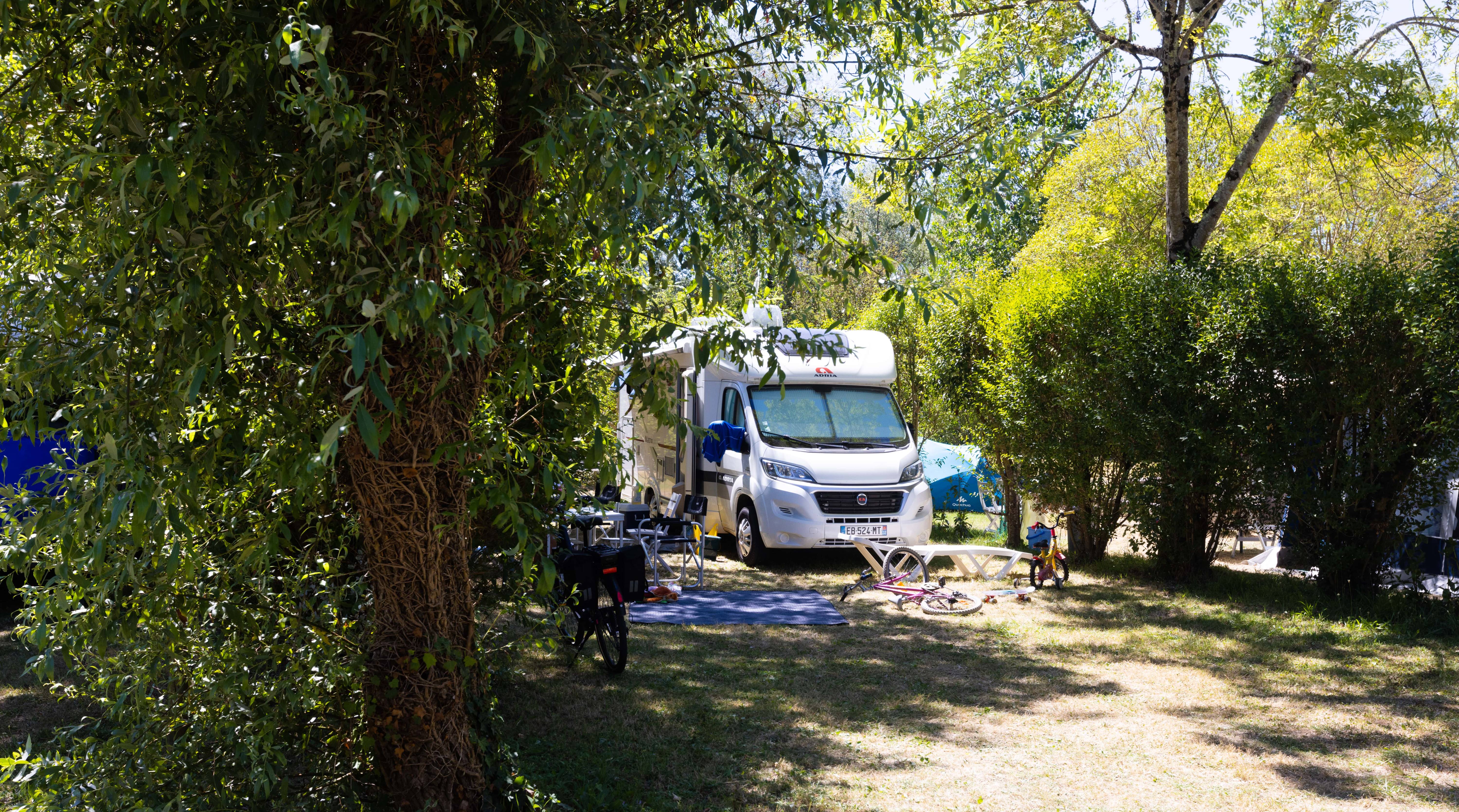 Pitch - Pitches Privilège Riverside (Electricity 16A + Water + Fridge + Table) - Flower Camping La Dordogne Verte