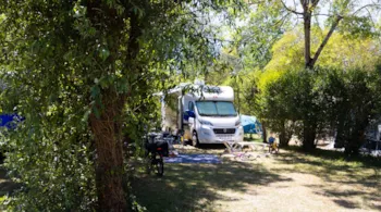 Stellplatz - Stellplätze Privilège Flussufer (Strom 16A + Wasser + Kühlschrank + Tisch) - Flower Camping La Dordogne Verte
