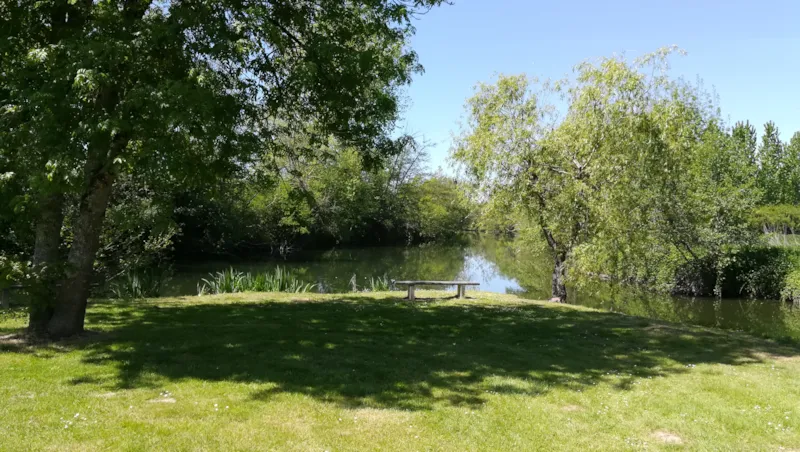 Emplacement Privilège Bord De Rivière (Électricité 16A + Eau + Frigo + Table)